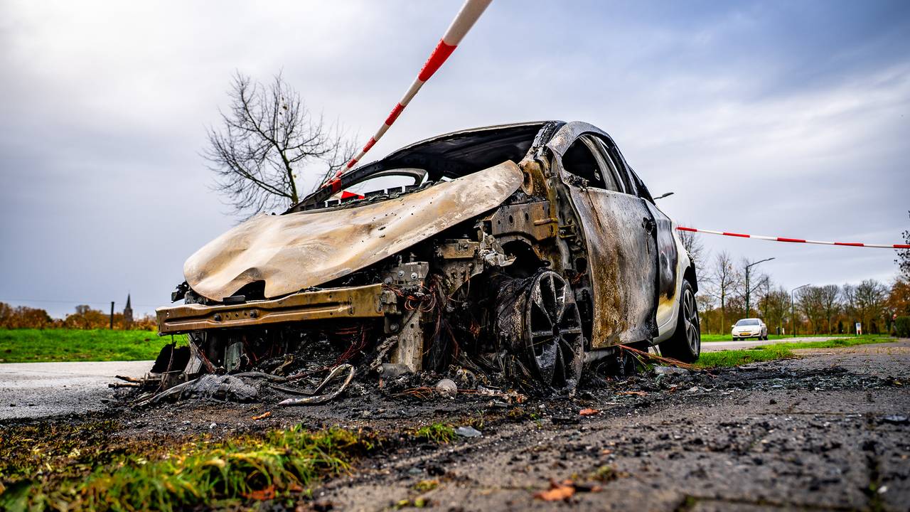 Van de auto was niet veel over (foto: Lucas Lammers / Persbureau Heitink)