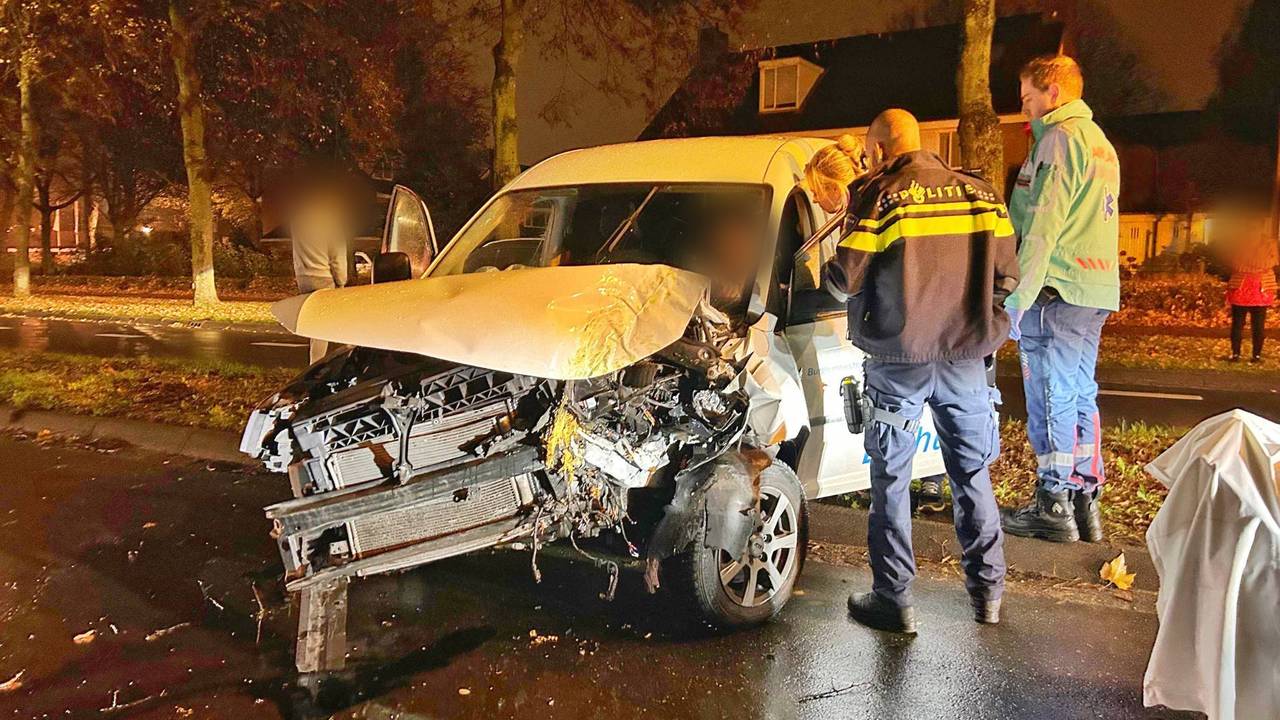 Hoe de botsing in de Burgemeester Van Hoofflaan in Veldhoven kon gebeuren, wordt onderzocht (foto: Rico Vogels/Persbureau Heitink).