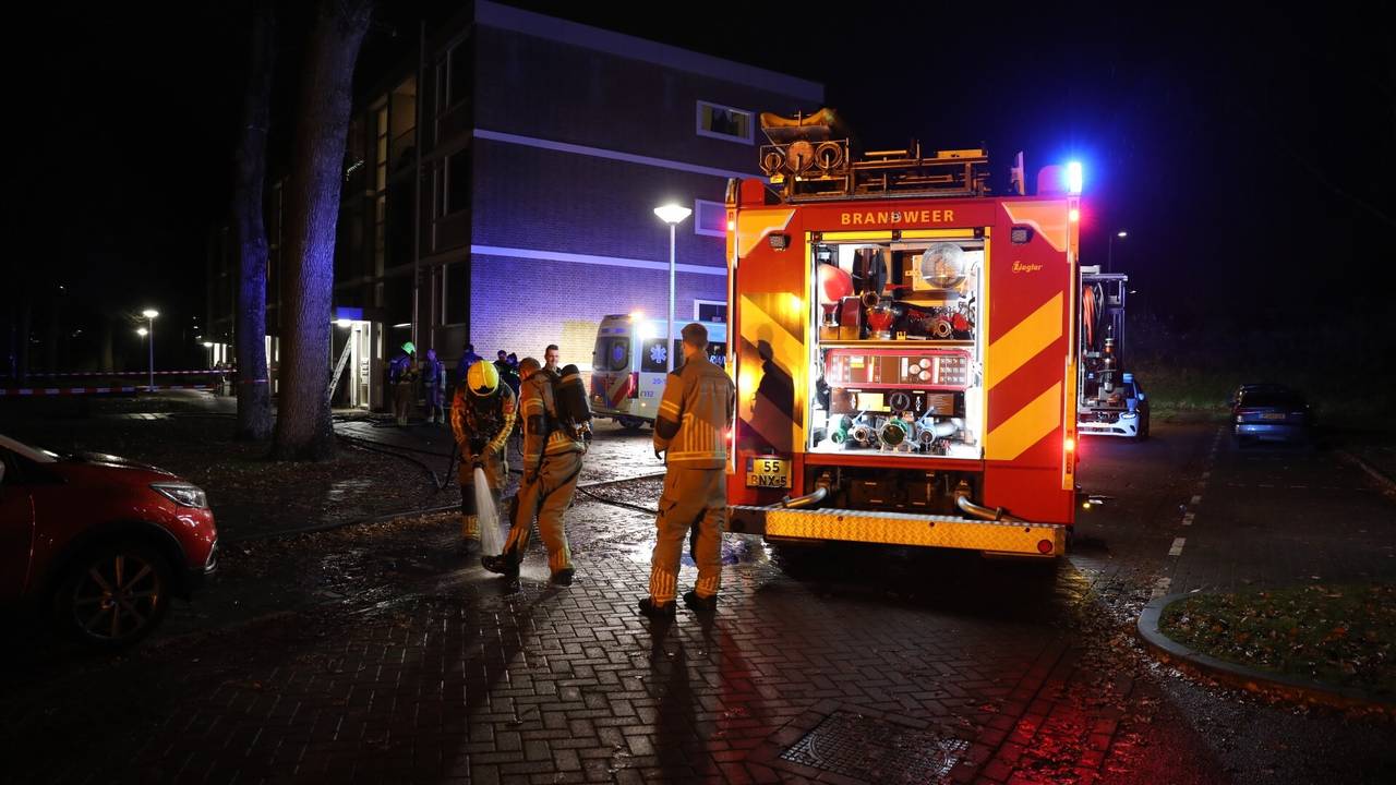 De bewoonster werd door de brandweer uit het appartement gehaald (foto: Christian Traets/Persbureau Heitink).