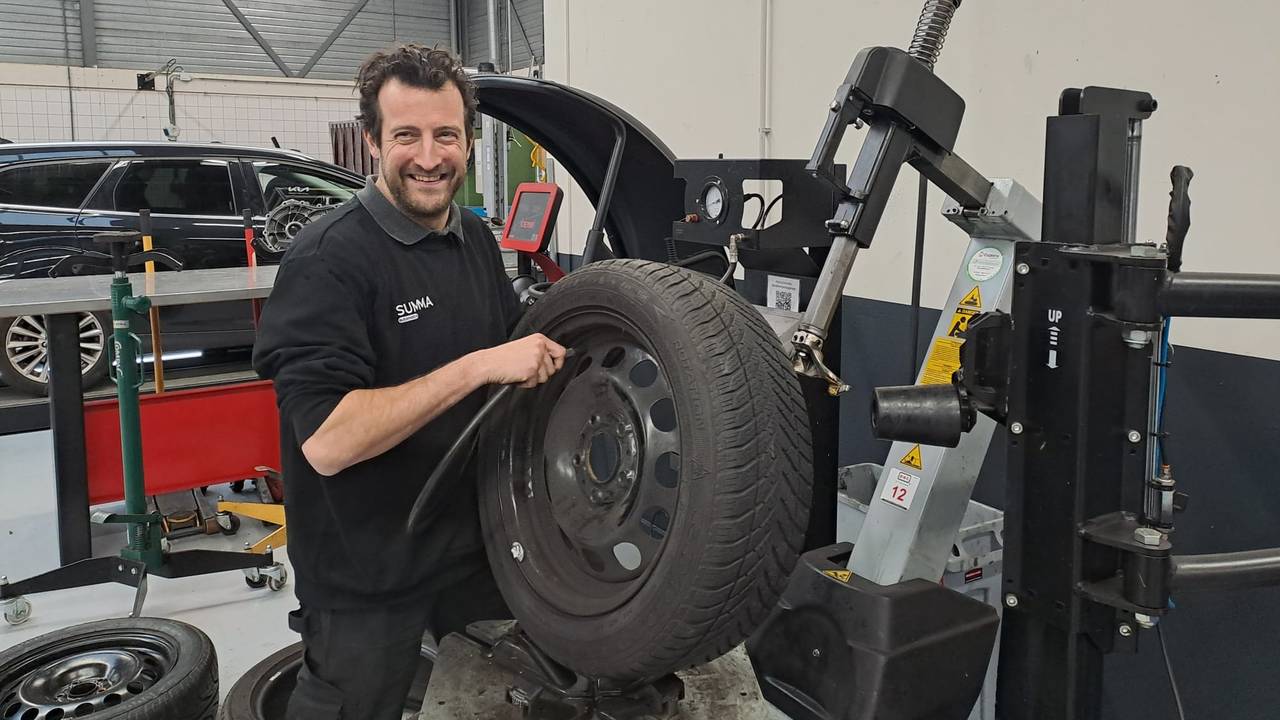 Docent Nick Dinten in de werkplaats van Summa Automotive in Eindhoven (Foto: Nick Dinten)