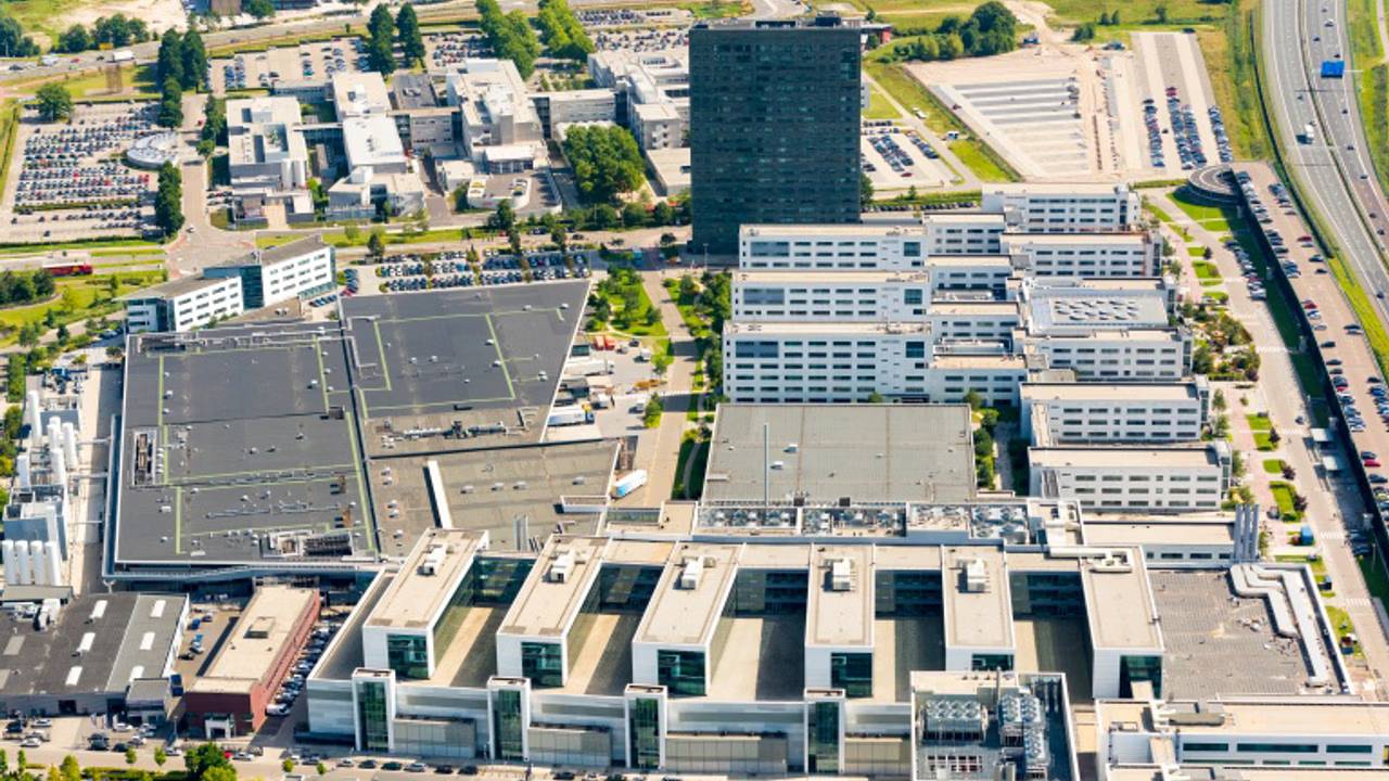 Het terrein van ASML in Veldhoven (foto: Studio040)