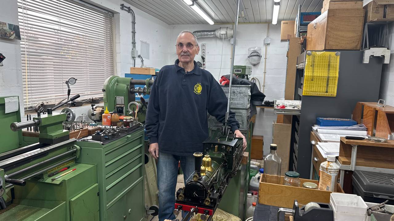 Jaap bouwt al 45 jaar stroomtreinen vanuit zijn garage (foto: Megan Hanegraaf).