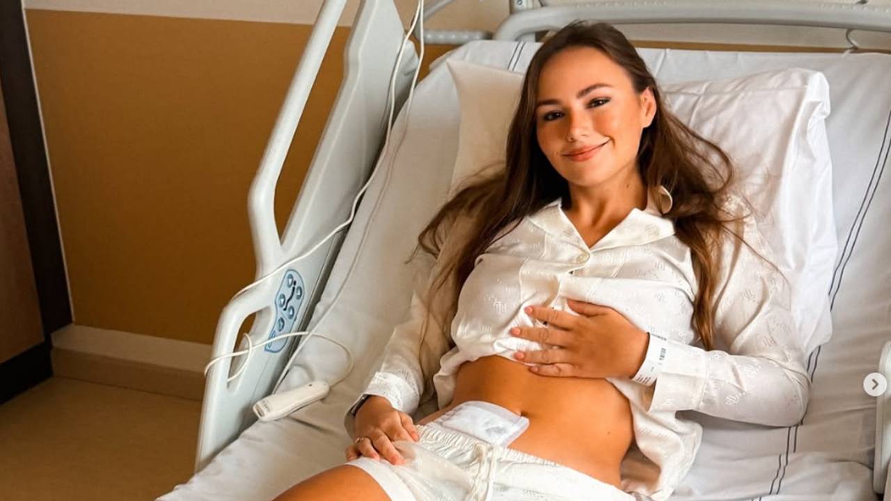 Puck Moonen in het ziekenhuisbed (Instagram: @puckmoonen).