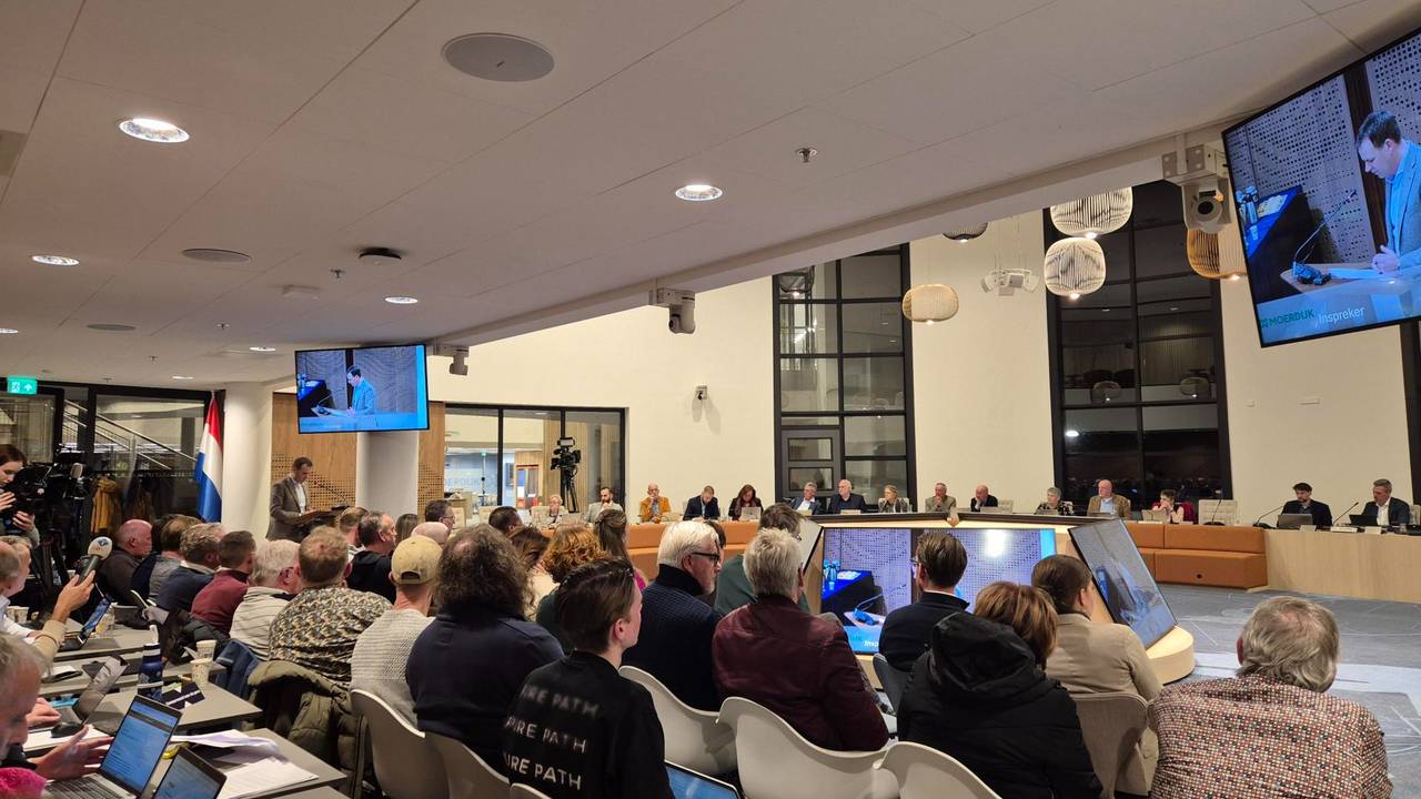 De raadsvergadering over Moerdijk (foto: Niek de Bruijn).