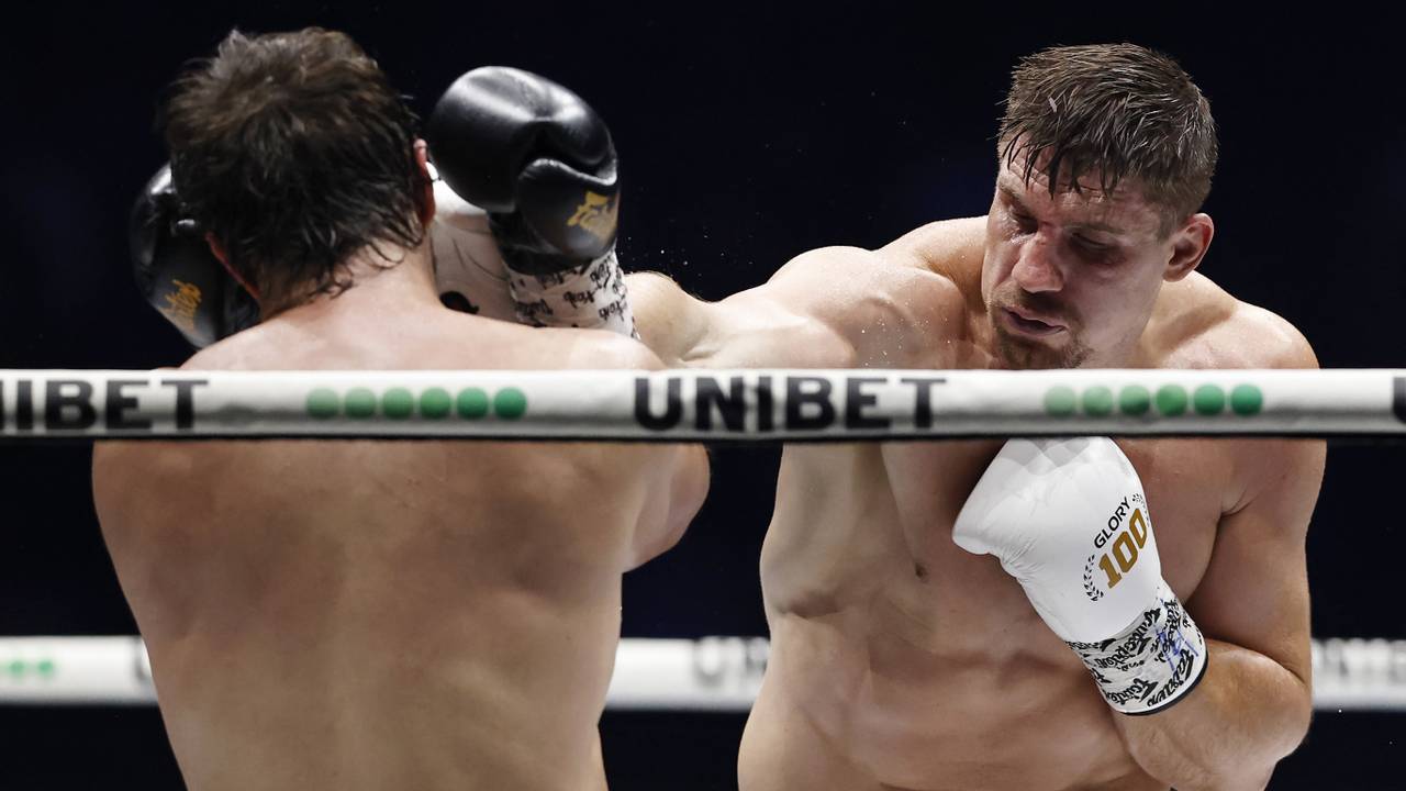 Rico Verhoeven in actie tegen de Rus Artem Vakhitov Tijdens een Glory-titelgevecht (bron: ANP)