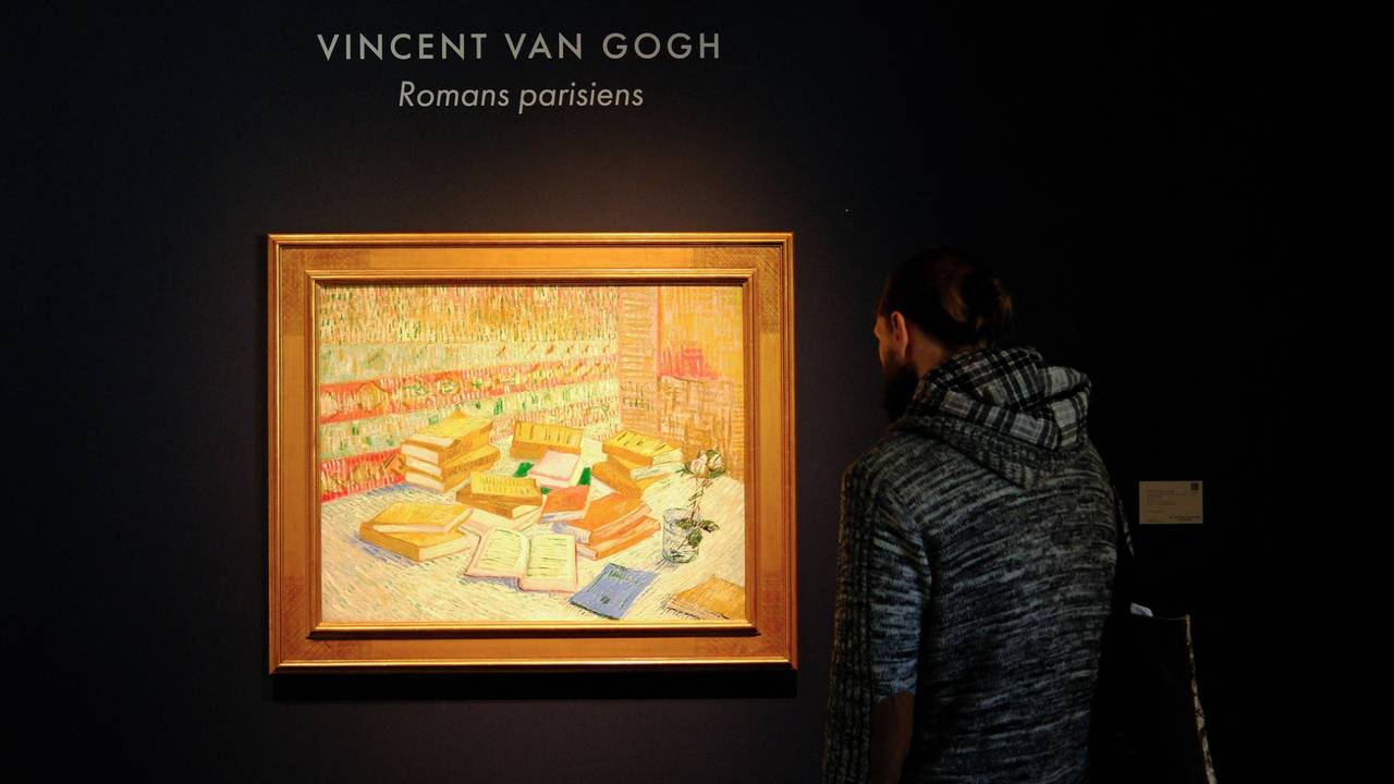 Het schilderij Piles de romans parisiens et roses dans une verre van Vincent van Gogh werd voor miljoenen geveild (foto: ANP 2025/Charly Triballeau).