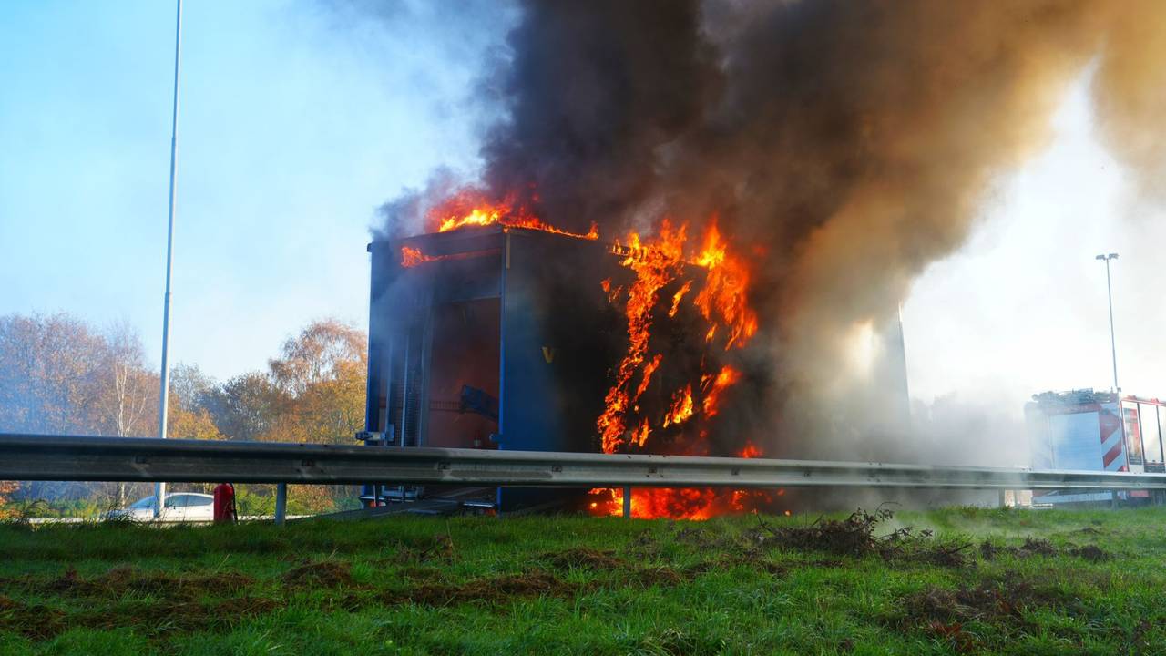 De oplegger staat in brand op de A58 bij Ulvenhout (foto: Jeroen Stuve/Persbureau Heitink).
