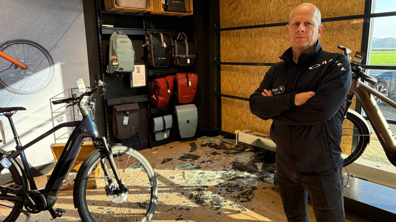 Eigenaar Erwin Rings bij de plek waar ingebroken is (foto: Wilco Zonneveld)