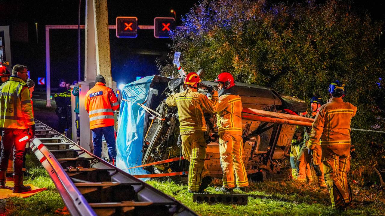 Bij het ongeluk op de A2 raakte een vrouw zwaargewond (foto: Persbureau Heitink).
