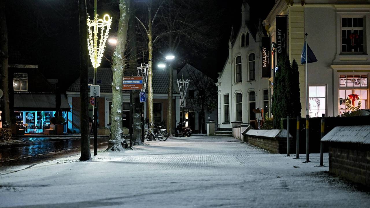 Sneeuw aan De Lind in Oisterwijk (foto: Toby de Kort/Persbureau Heitink).