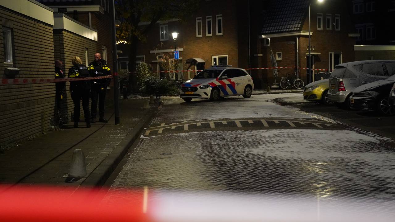 De politie doet na het beschieten van een geparkeerde auto aan de Weymouthstraat in Den Bosch (foto: Bart Meesters/Persbureau Heitink).
