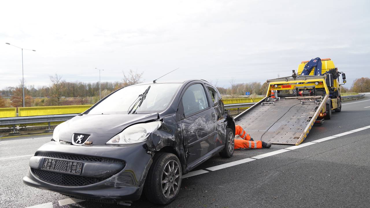 Een bergingsbedrijf werd ingeschakeld om de gecrashte auto mee te nemen (foto: Bart Meesters/Persbureau Heitink).