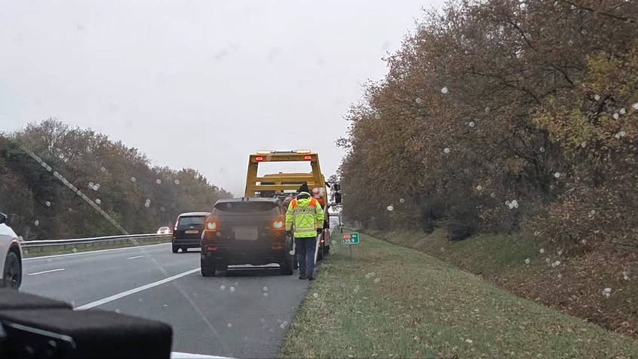 De man werd een paar honderd meter van zijn auto staande gehouden door de politie (foto: Verkeerspolitie Oost-Brabant).
