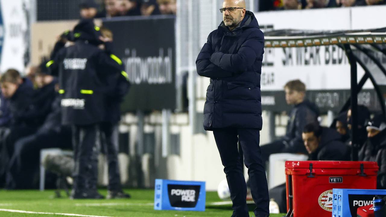 Peter Bosz tijdens de wedstrijd tegen NAC Breda (bron: ANP)