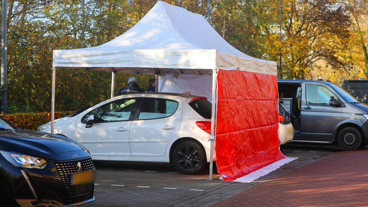 De man werd in deze auto gevonden (Foto: Bart Meesters / Persbureau Heitink).
