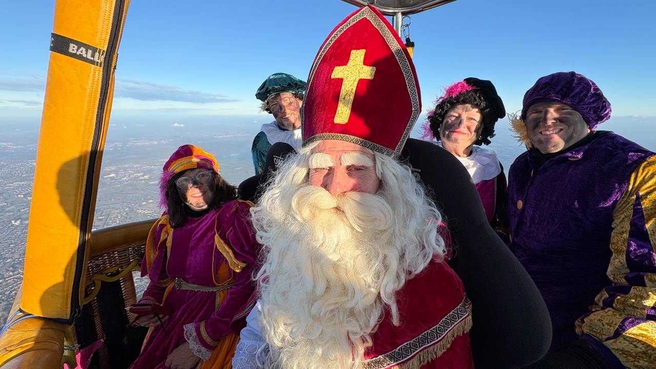 Sinterklaas inspecteert de daken vanuit het mandje van een luchtballon (foto: Wilco Zonneveld)