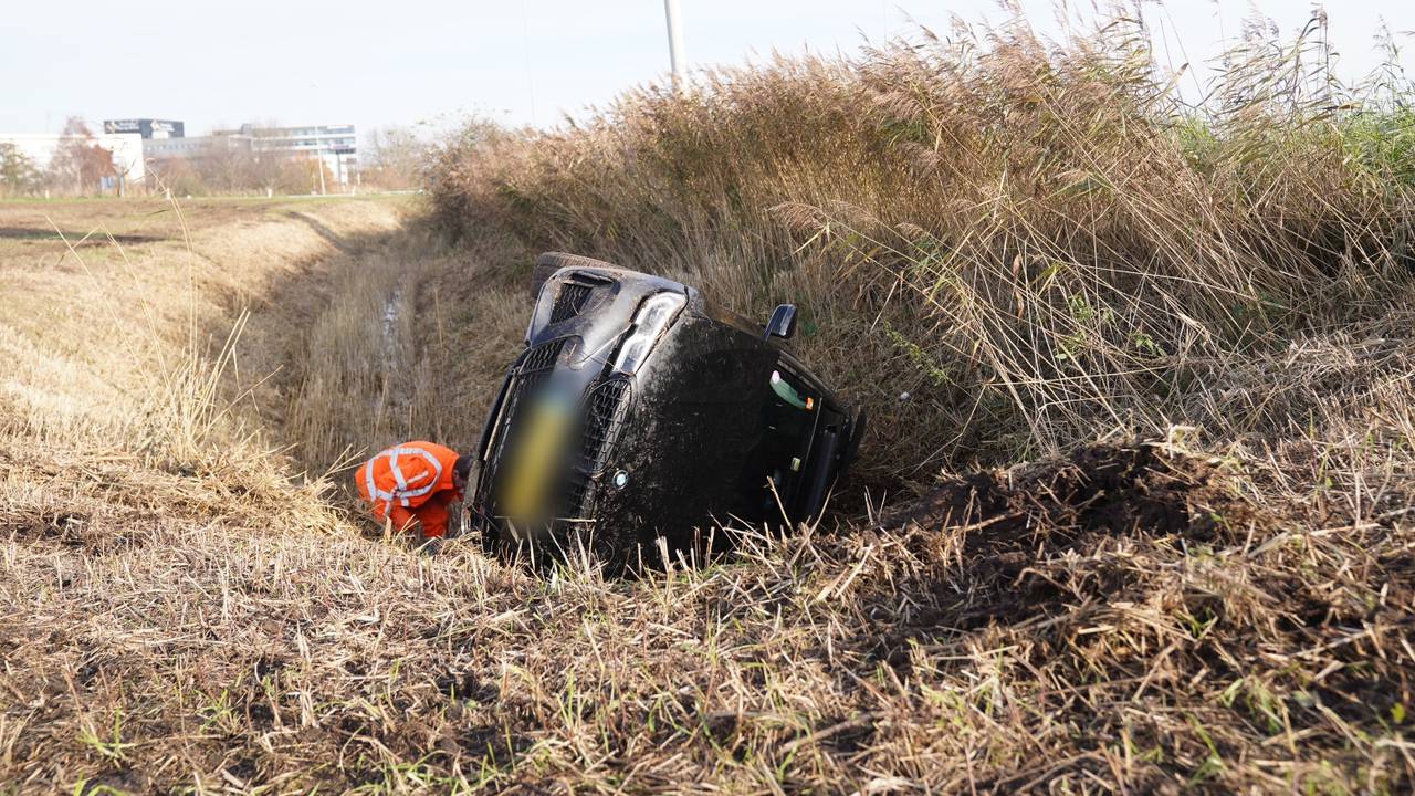 De auto belandde bij de inhaalpoging in een lege sloot (foto: Bart Meesters / Persbureau Heitink).