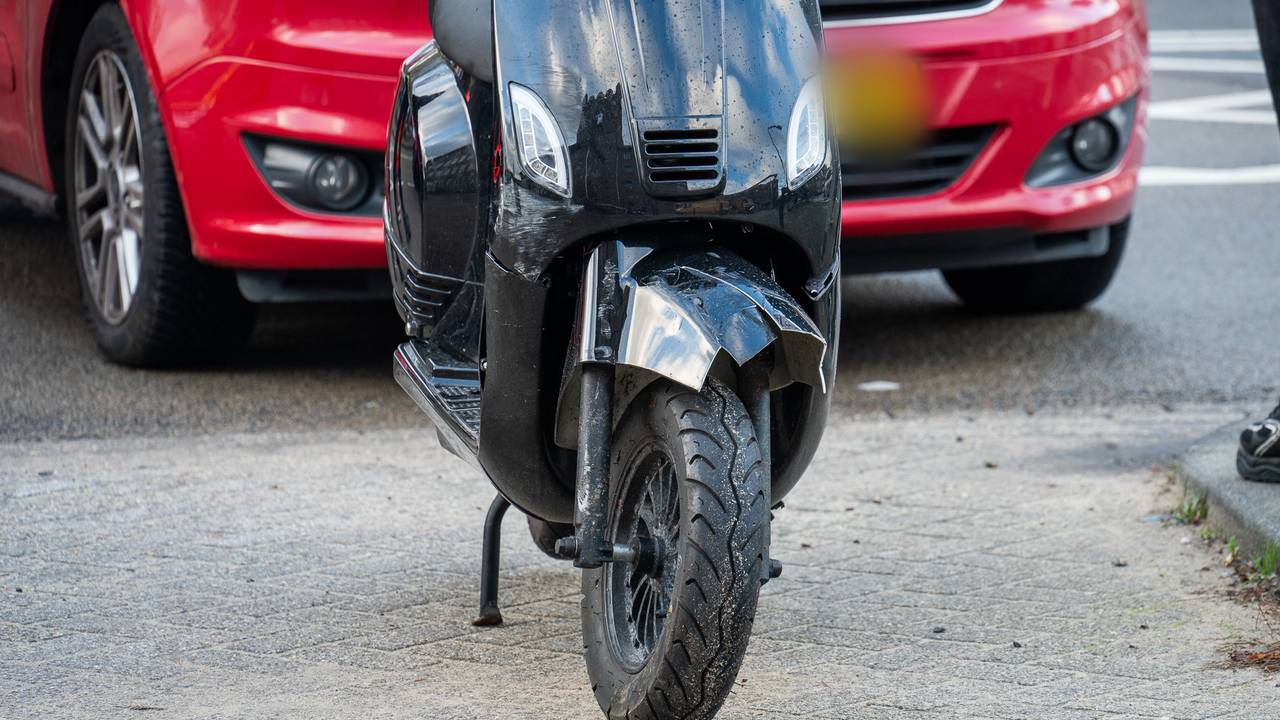 De scooter raakte bij het ongeluk in Breda beschadigd (foto: Tom van der Put/Persbureau Heitink).