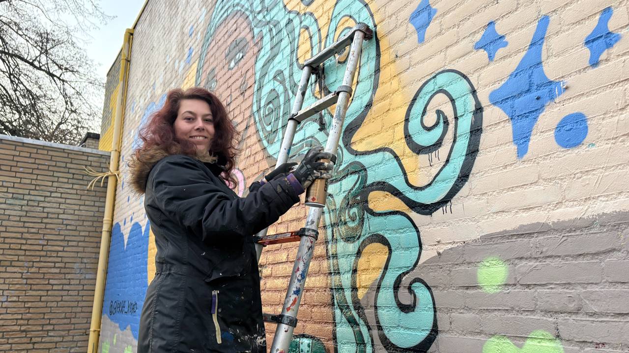 Annabel van Groesen werkend aan haar muurschildering tegen vrouwengeweld (foto: Omroep Brabant)