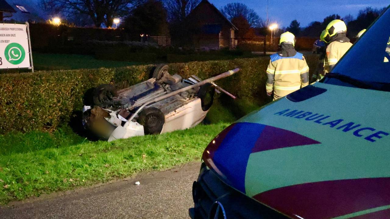 De bestuurder kwam in een droge sloot terecht (foto: SK-Meia/Persbureau Heitink).