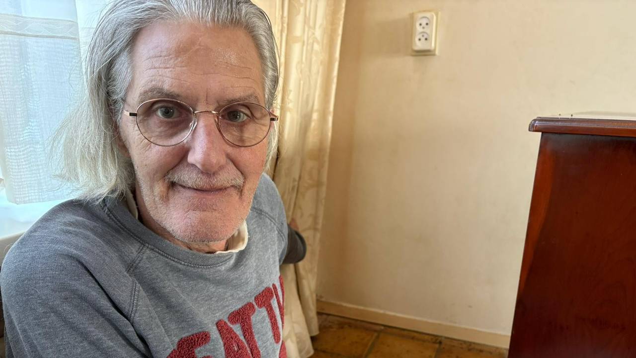 William IJpelaar met op de grond achter hem de vele muizenkeutels (foto: Wilco Zonneveld).