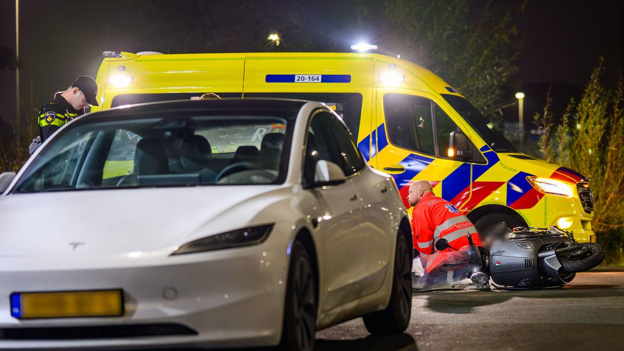 Een scooterrijder raakte gewond bij een aanrijding op de Bavelseparklaan in Breda. (Foto: Tom van der Put/Persbureau Heitink.)