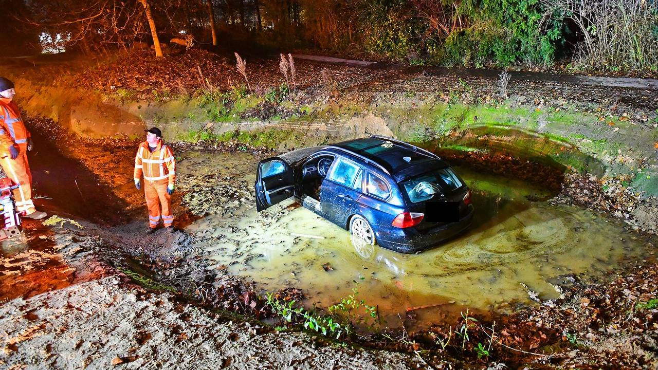 Auto in waterbunker (foto: Rico Vogels/Persbureau Heitink).
