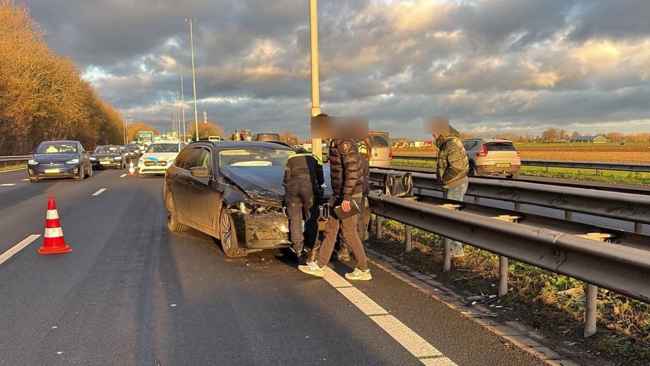 Een ongeluk op de A27 bij Hank richting Breda zorgt voor flinke vertraging (foto: Rijkswaterstaat Verkeersinformatie).