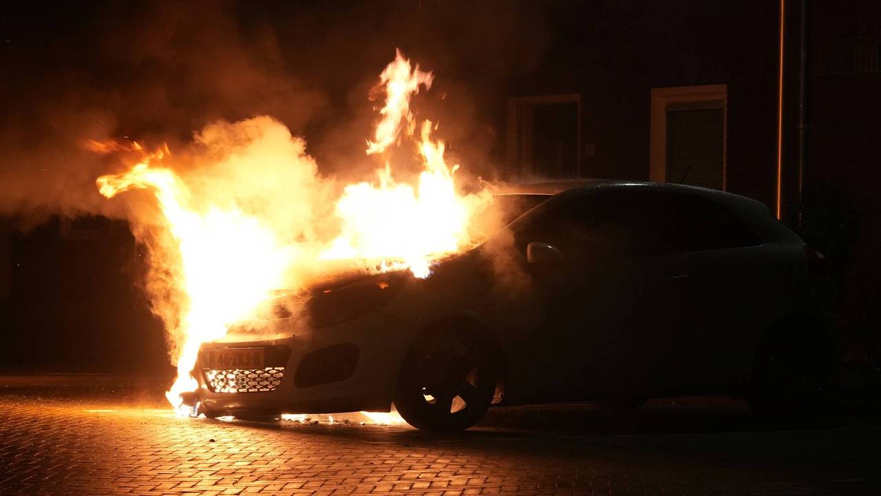 Aan de Van Oldebarneveldlaan in Rijen brandde een auto uit. (Foto: Jeroen Stuve/Persbureau Heitink.)
