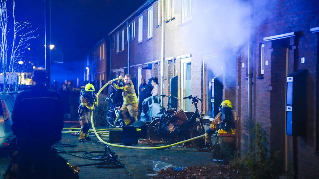 Bij een onderwoning in Waalwijk brak brand uit. (Foto: Erik Haverhals/Persbureau Heitink.) 