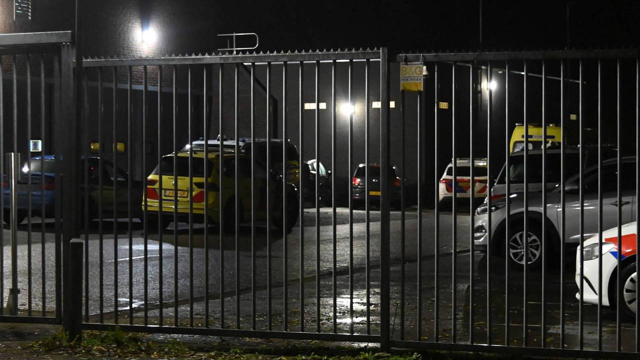 Ambulances zijn aanwezig bij het politiebureau in Breda in verband met een overleden arrestant. (Foto: Perry Roovers/Persbureau Heitink.) 
