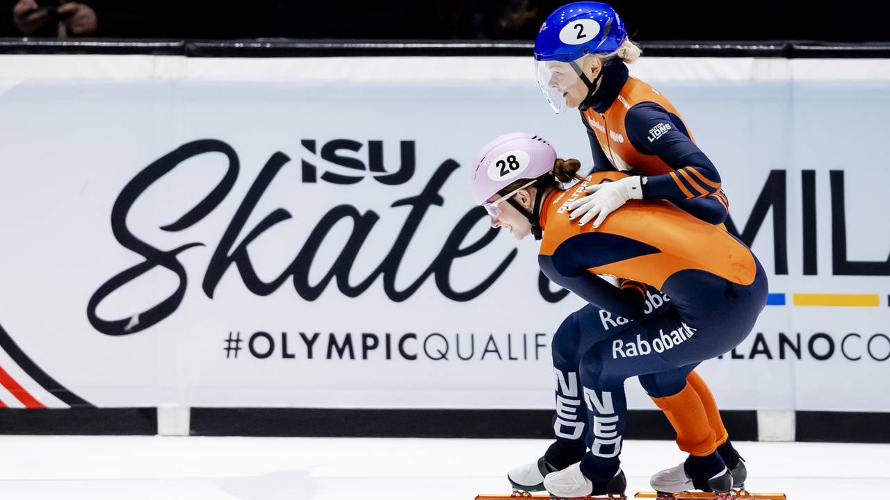 Zoë Deltrap en Xandra Velzenboer in actie in Dordrecht. (Foto: ANP)