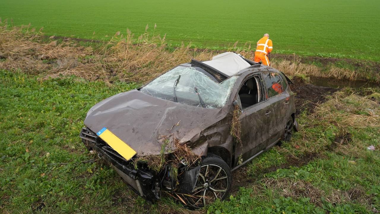 De auto zat goed in elkaar na de crash op de A59 bij Waspik. (Foto: Jeroen Stuve/Persbureau Heitink.) 
