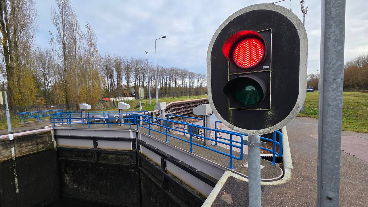 De sluis kan tot maandag handmatig worden geopend (foto: Noël van Hooft). 