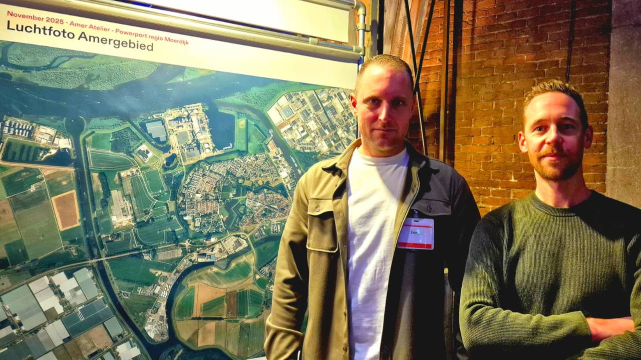 Ferdi van Dongen (links) en Martijn Kneepkens voor een luchtfoto van het Amergebied in Geertruidenberg, waar de energiefabriek moet komen (foto: Niek de Bruijn)