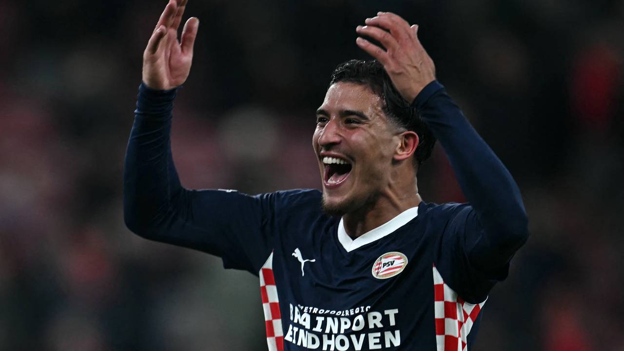 Couhaib Driouech van PSV viert de overwinning op Liverpool (foto: Paul Ellis / AFP, via ANP).