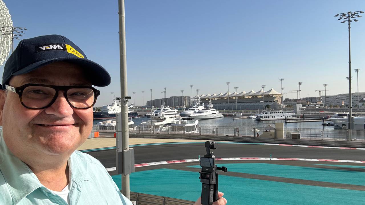 Bas van Bodegraven bij de baan in Abu Dhabi, waar zondag de ontknoping van de Formule 1 plaatsvindt (foto: Bas van Bodegraven).