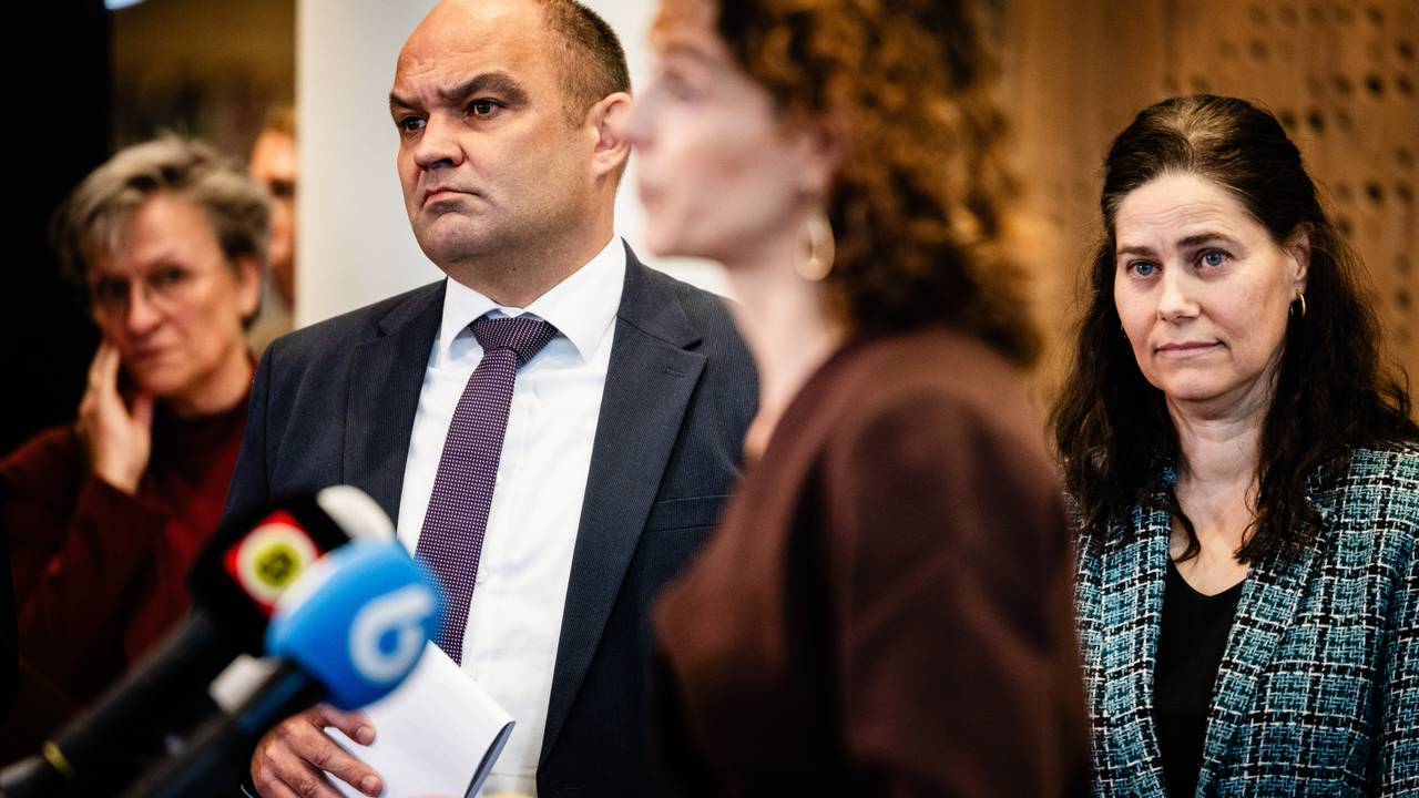 Wethouder Dingemans van Moerdijk luistert naar minister Hermans (foto: ANP).