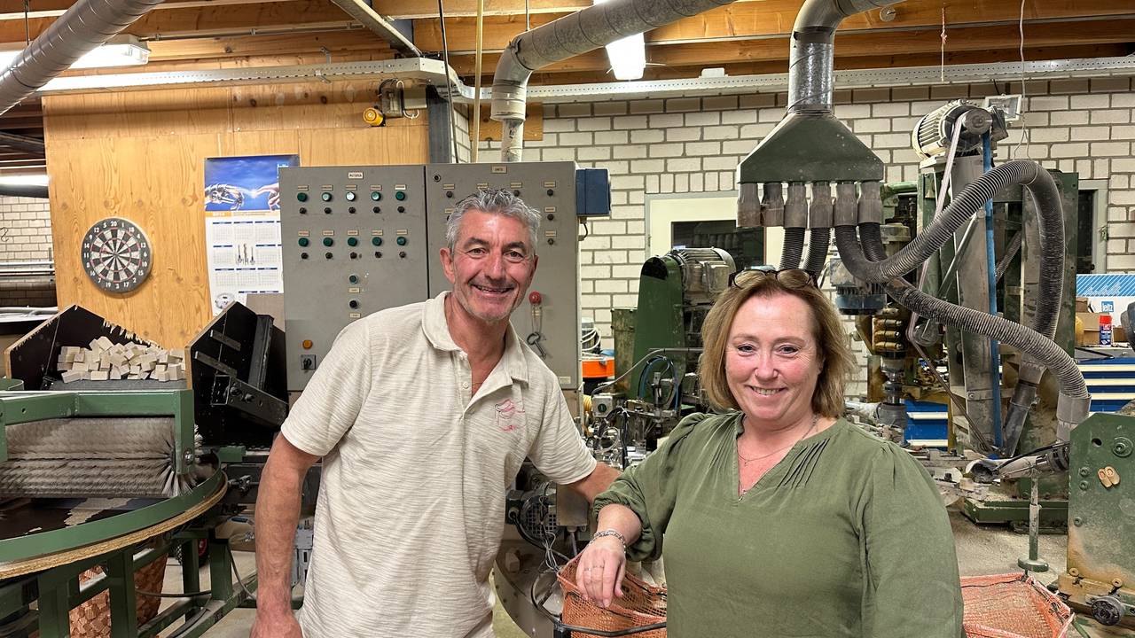 Klompenmakers Bert en Marie-Louise.