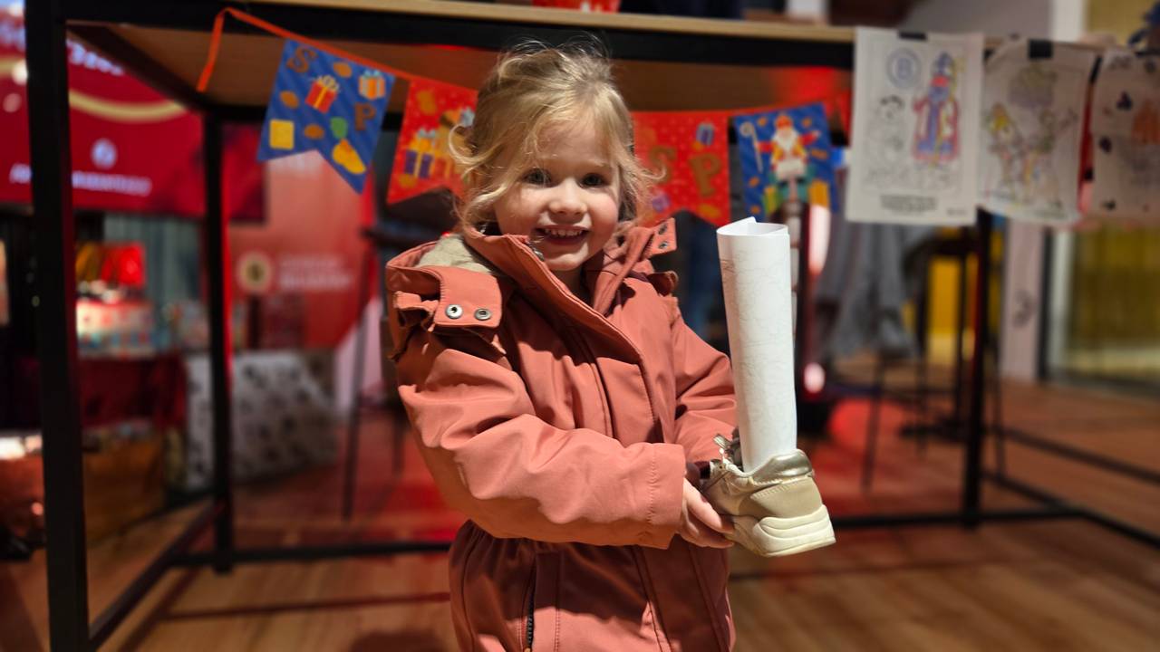 De 2-jarige Femke komt haar schoen brengen 'Voor Sinterklaas' (foto: Noël van Hooft).