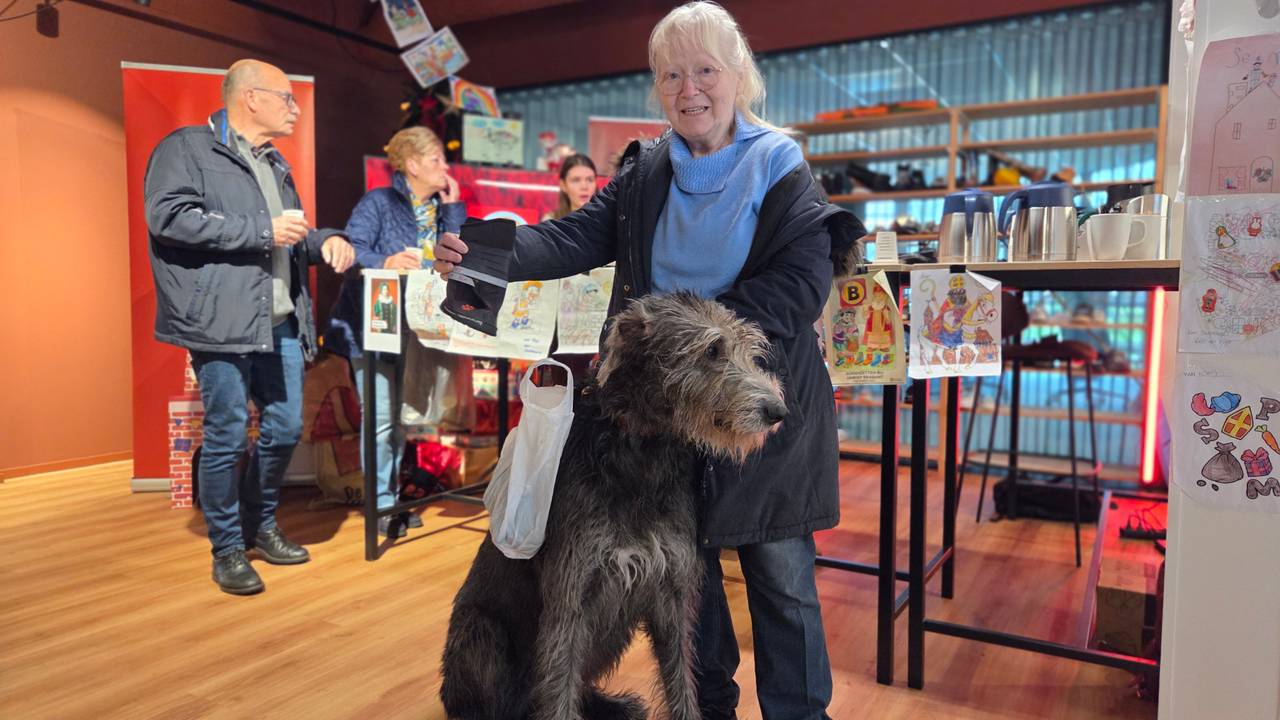 Janny van Geffen uit Eindhoven komt met de honderschoen van puppy Jessie zetten (foto: Noël van Hooft).