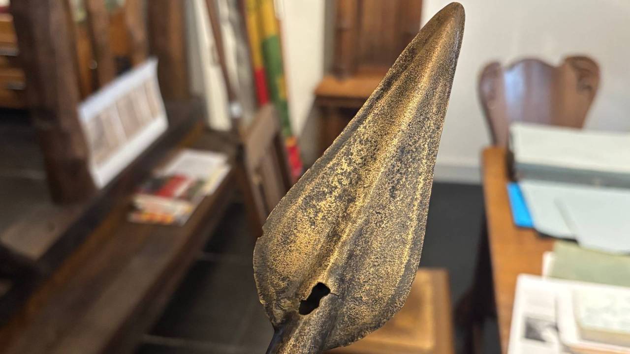 De bronzen speerpunt die in het bezit is van het gilde in Oirschot.