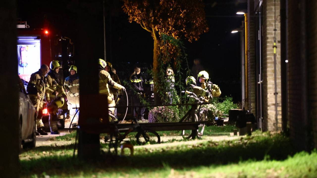 Brandweer aan het werk bij azc Overloon (foto: SK Media / Persbureau Heitink).