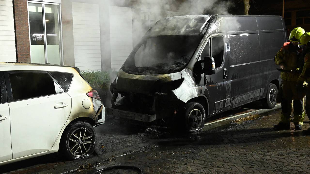Een auto en bestelbus gingen in vlammen op in de P.C. Hooftstraat in Breda. (Foto: Perry Roovers/Persbureau Heitink.) 