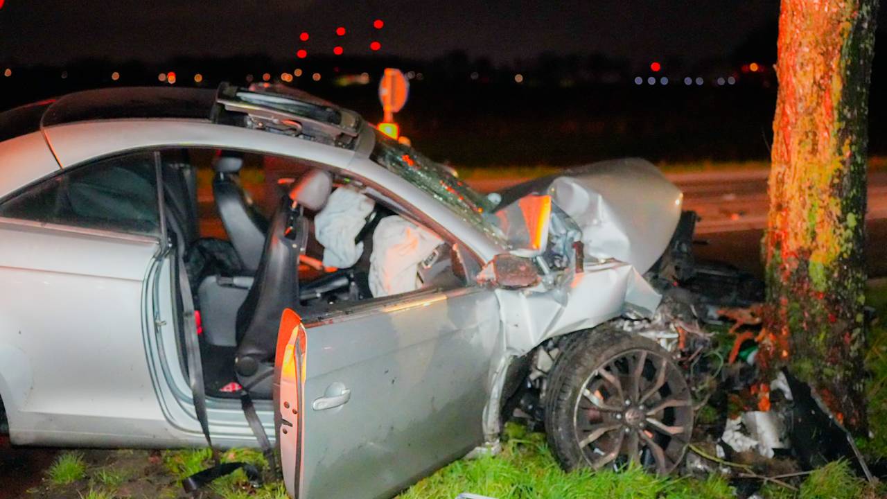 Een auto knalde tegen een boom in Rosmalen. Drie personen, waaronder een kind, raakten gewond. (Foto: Erik Haverhals/Persbureau Heitink.) 