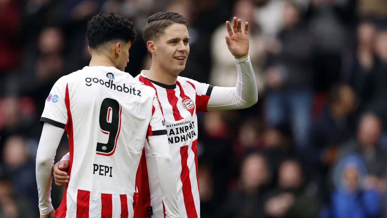 Joey Veerman en Ricardo Pepi tijdens PSV - FC Volendam (3-0) (Foto: ANP)