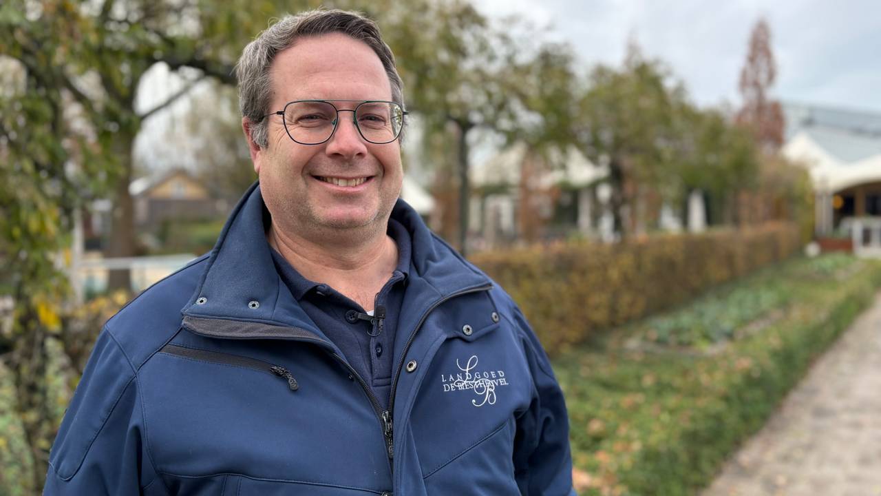 Op landgoed de Biestheuvel werd 170 meter aan kerstverlichting gestolen. Eigenaar Arjan Verhagen baalt ervan (foto: Wilco Zonneveld).