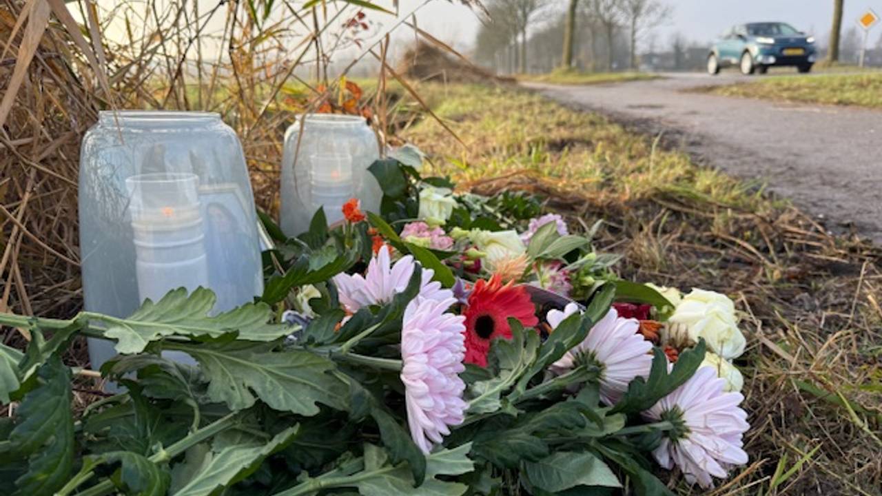 De vriendengroep van het slachtoffer legde vrijdag bloemen bij de plek van het ongeval in Steenbergen (foto: Omroep Brabant).