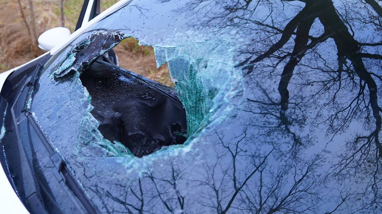 De auto kan als verloren worden beschouwd (foto: Bart Meesters / Persbureau Heitink).
