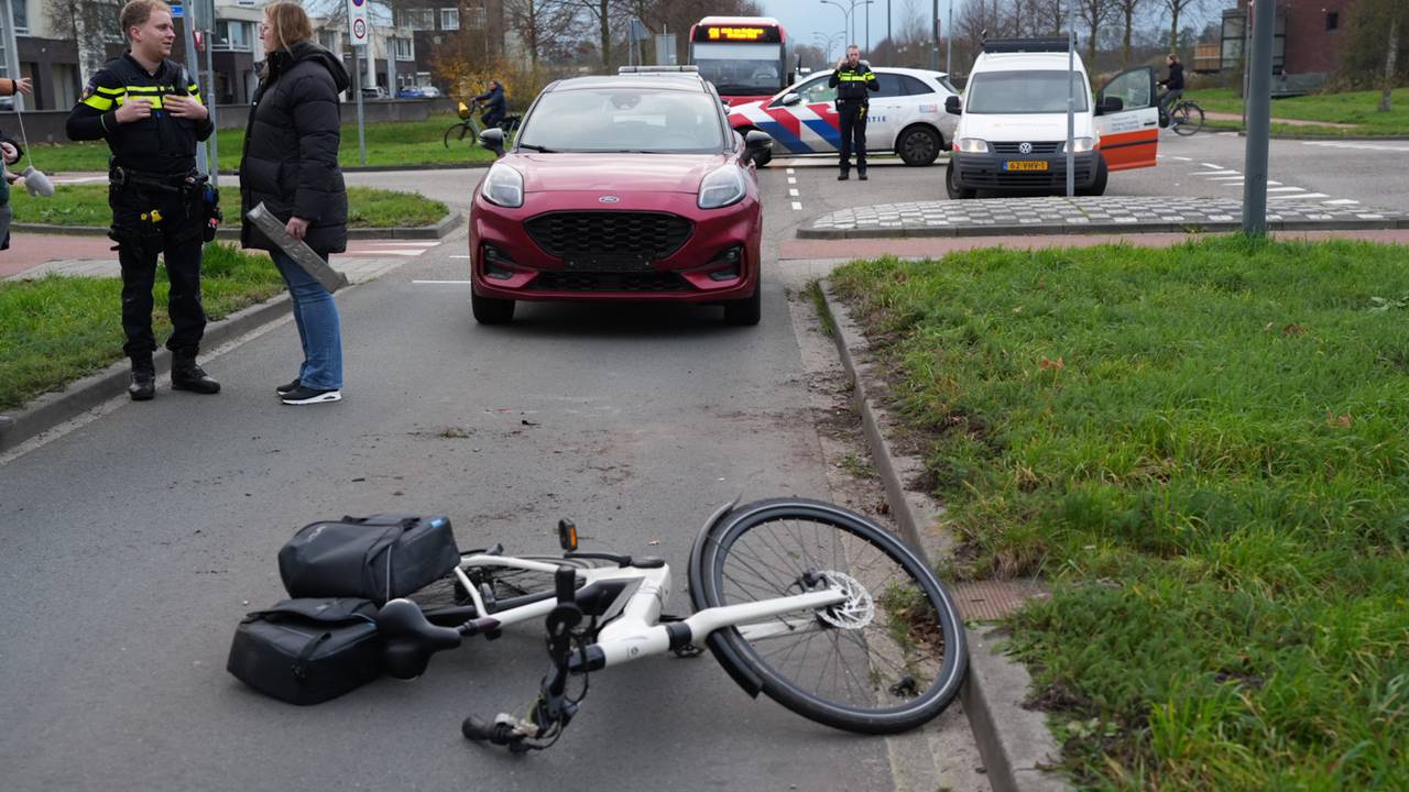 De fietser is gewond geraakt (foto: Erik Haverhals / Persbureau Heitink).